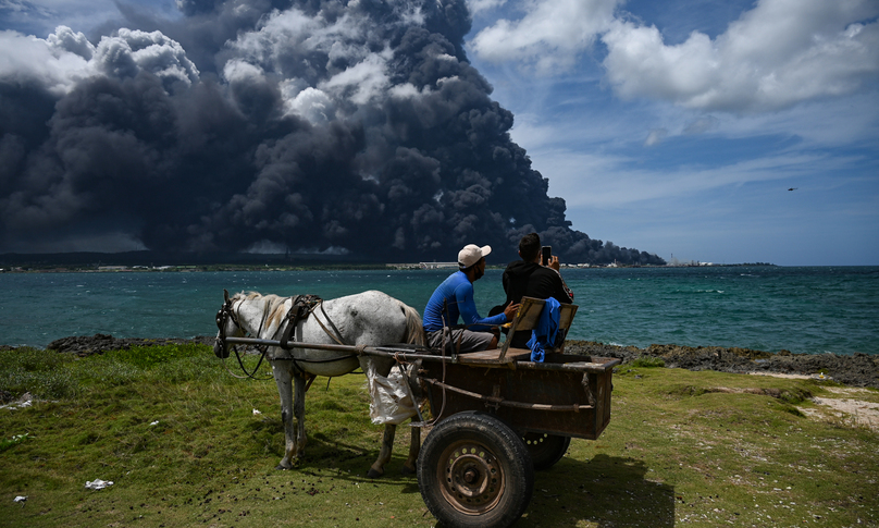 Cột khói đen bốc lên từ đám cháy kho dầu. Ảnh: AFP