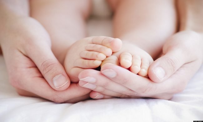 Trẻ có thể mắc bệnh nhiễm khuẩn sơ sinh từ mẹ truyền sang con trong quá trình mang thai hoặc sinh nở của người mẹ.