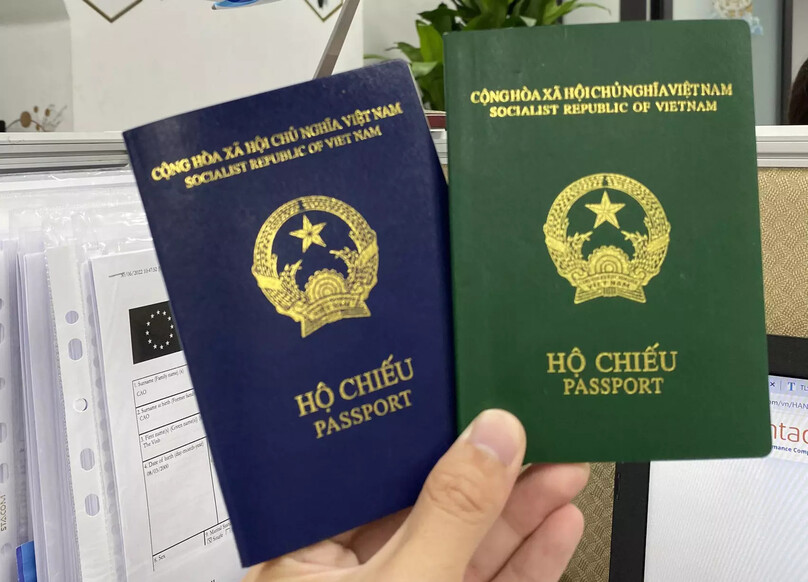Hộ chiếu Việt Nam mẫu mới (trái) và mẫu cũ.