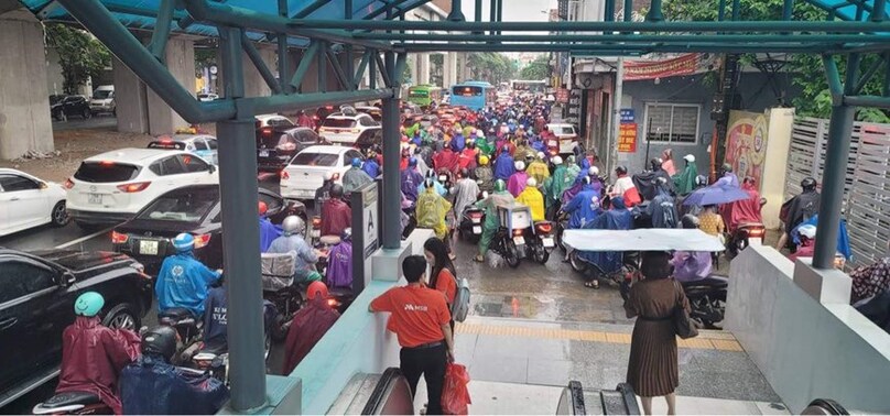 Người dân di chuyển từng centimet trên phố Thái Hà. Ảnh: Hoàng Đạt