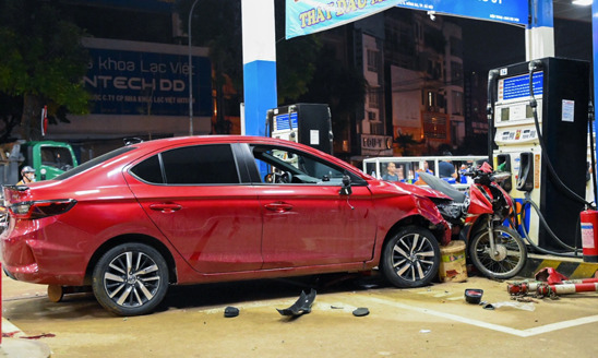 Chiếc ô tô gây tai nạn màu đỏ nhãn hiệu Honda City.