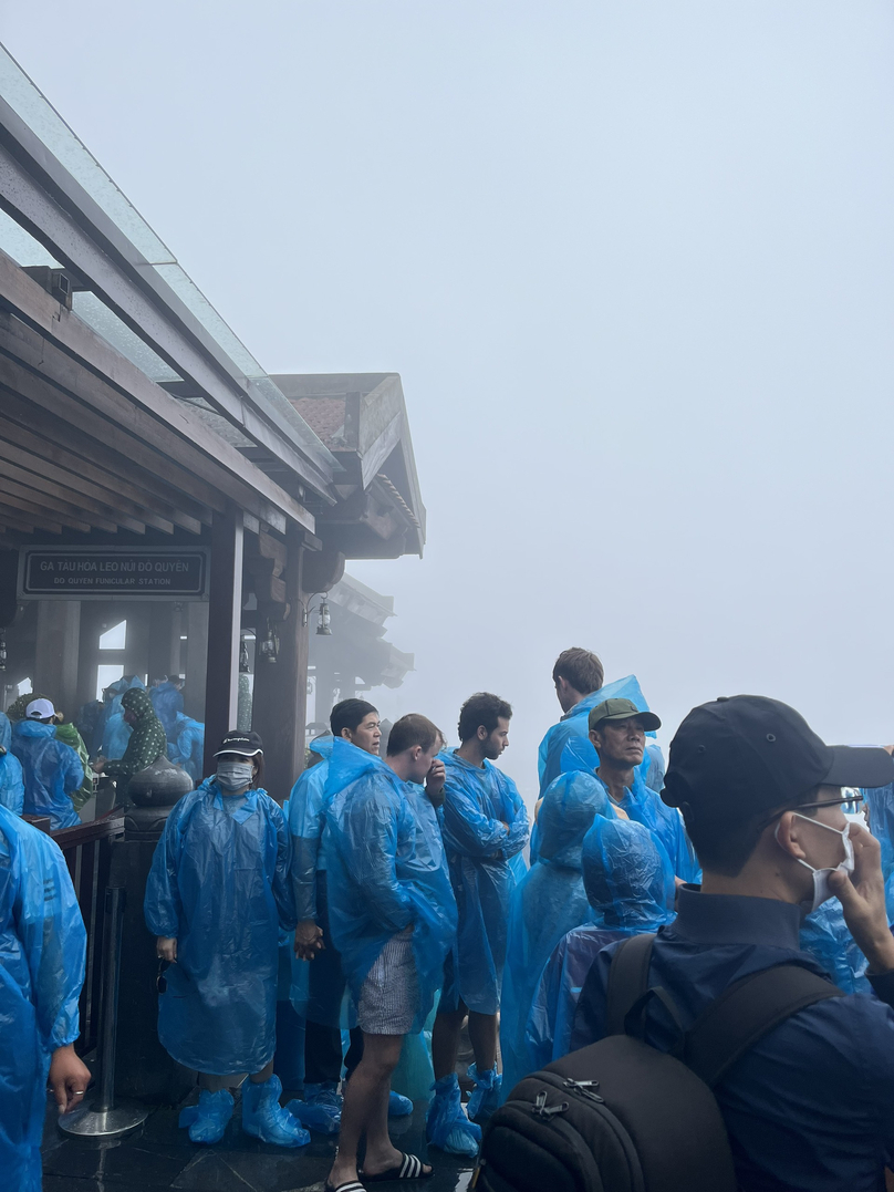Dù thời tiết không thuận lợi, khách du lịch trong và ngoài nước rất hào hứng chinh phục đỉnh Fansipan.