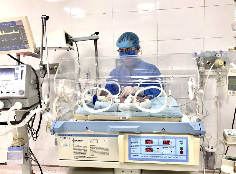 Chăm sóc trẻ sinh non tháng bị suy hấp, rối loạn đông máu, nhiễm khuẩn sơ sinh tại Bệnh viện Bãi Cháy (Quảng Ninh). Ảnh: BVCC