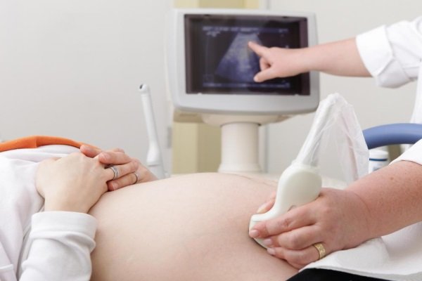 Phụ nữ mang thai nên khám thai định kỳ để phát hiện những dấu hiệu bất thường và có hướng xử lý tốt nhất.