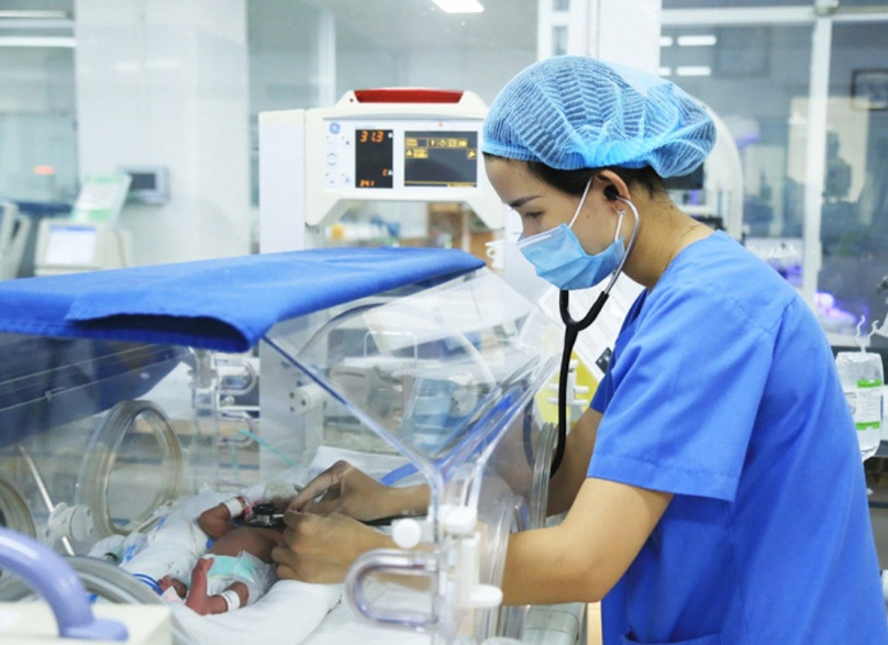 Trẻ sinh non, thiếu cân được chăm sóc đặc biệt 24/24h tại Khoa Sơ sinh, Bệnh viện Phụ sản Hà Nội. Ảnh: Tạ Hải