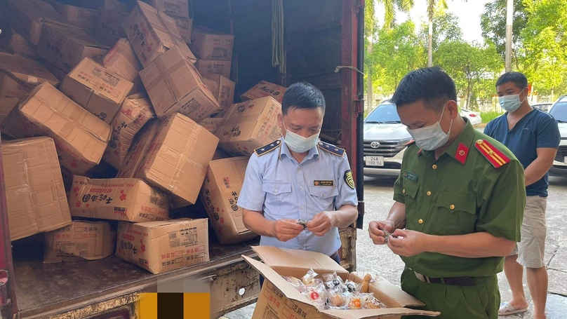 Đội quản lý thị trường số 5 phối hợp Phòng Cảnh sát kinh tế- Công an tỉnh Lào Cai kiểm tra, thu giữ lô hàng hơn 54.000 sản phẩm bánh dẻo không rõ nguồn gốc xuất xứ.