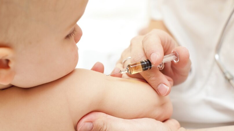 Tiêm vaccine là biện pháp phòng tránh viêm màng não ở trẻ.