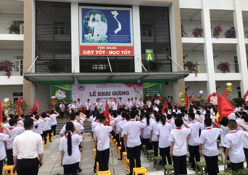 Nghi thức chào cờ đầu buổi lễ của các bạn học sinh Trường THCS Phú Diễn A.