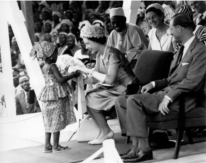 Nữ hoàng và thân vương trong chuyến công du tới Sierra Leone năm 1961. Ảnh: Hulton Archive