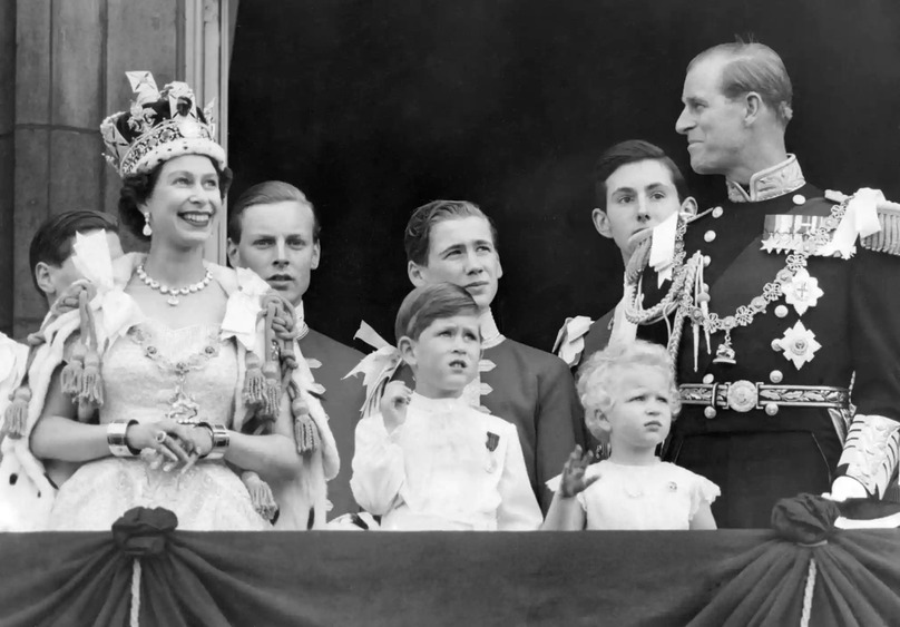 Gia đình hoàng gia trên ban công Điện Buckingham sau lễ đăng quang của Nữ hoàng Elizabeth II tại Tu viện Westminster. Ảnh: AP
