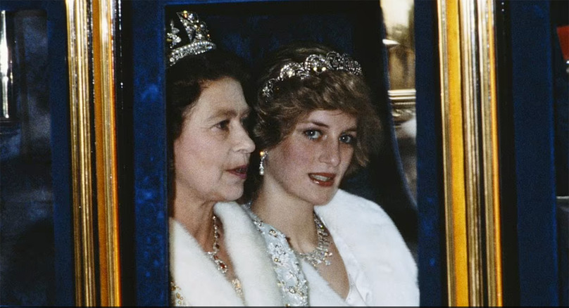 Nữ hoàng Elizabeth II và Công nương Diana năm 1982.