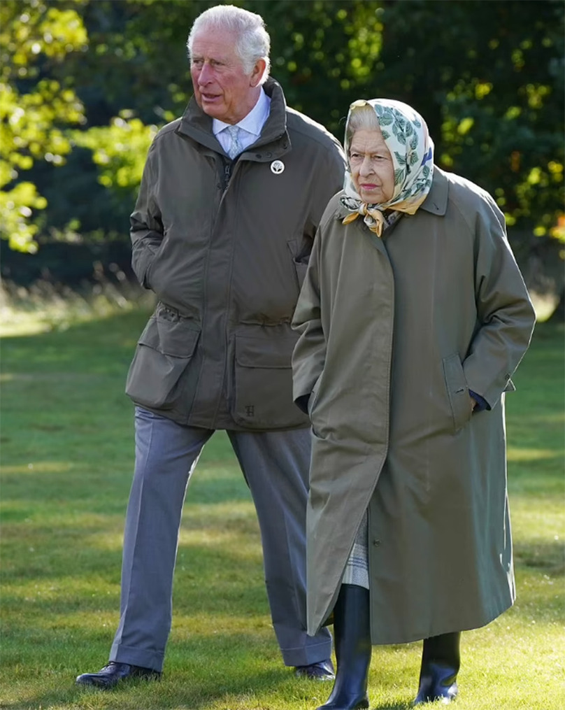 Nữ hoàng Elizabeth II và Thái tử Charles.