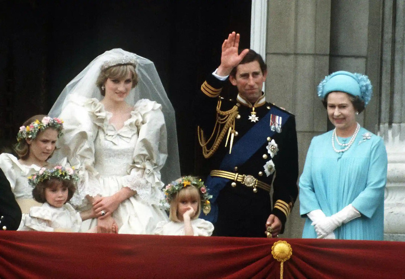 Nữ hoàng Elizabeth II đứng cạnh Thái tử Charles và Công nương Diana trong ngày cưới. Ảnh: Princess Diana Archive