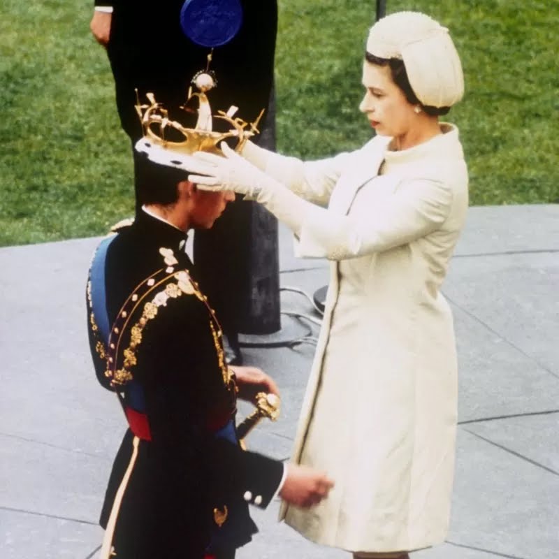 Nữ hoàng Elizabeth II phong tước cho Charles làm Hoàng tử xứ Wales vào năm 1969.