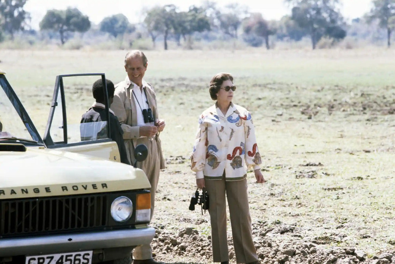 Nữ hoàng Elizabeth II và Thân vương Philip trong chuyến thăm cấp nhà nước đến Zambia. Ảnh: Getty