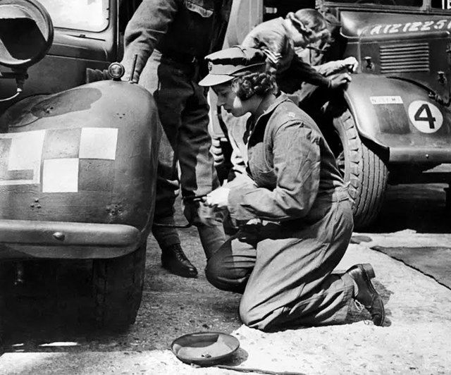 Công chúa Elizabeth đang thay bánh xe quân sự trong Thế chiến thứ hai năm 1940.