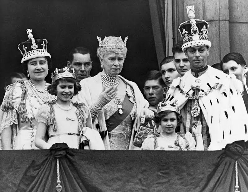 Cha của Elizabeth trở thành Vua George VI vào năm 1936 và bà trở thành người thừa kế.
