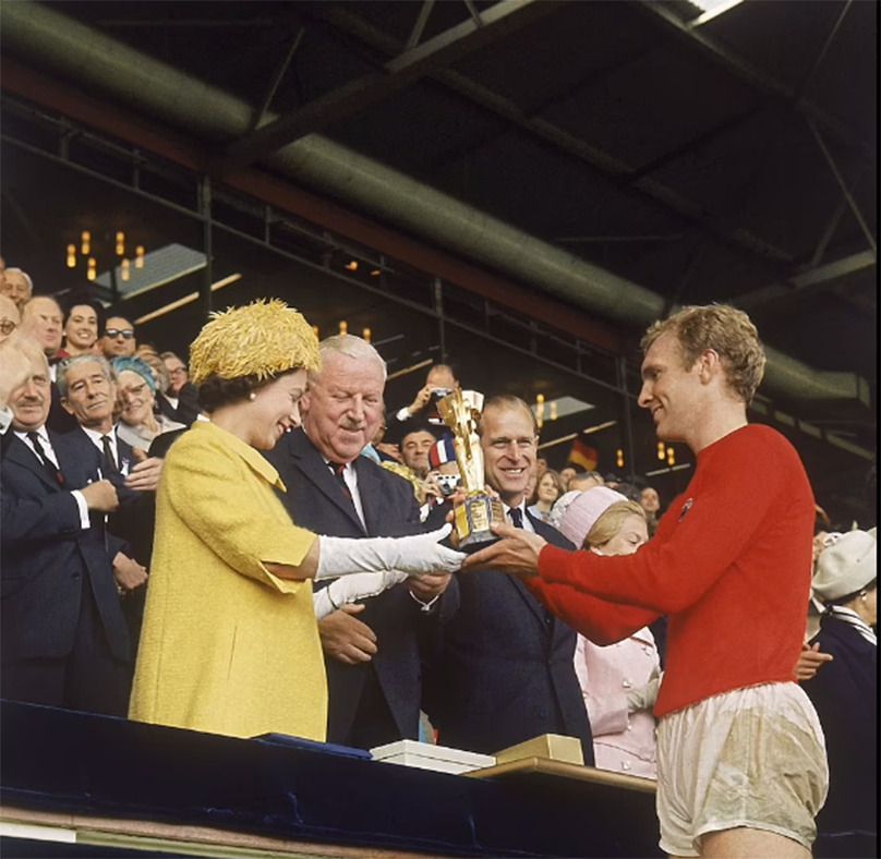 Nữ hoàng Elizabeth II trao Cúp thế giới cho Bobby Moore của Anh vào năm 1966.