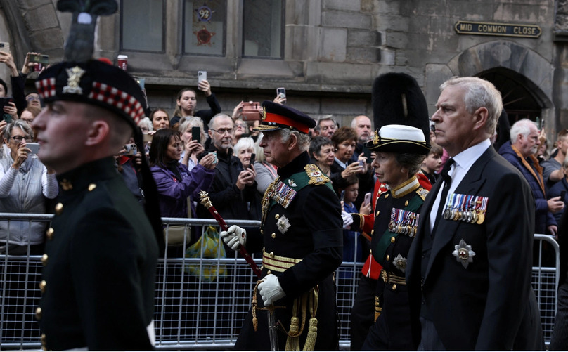 Hoàng tử Andrew đã bị tước bỏ các tước hiệu quân sự danh dự do dính bê bối.