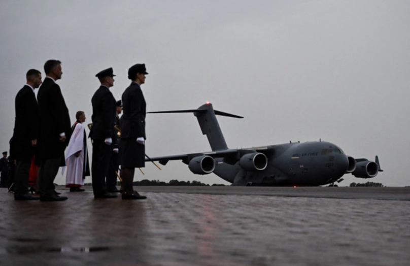 Linh cữu Nữ hoàng Elizabeth II đã được vận chuyển từ Scotland về Thủ đô London bằng máy bay vận tải C-17 của Không quân Hoàng gia. Ảnh: Reuters