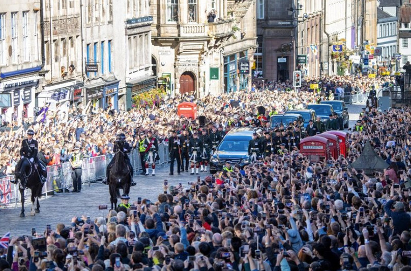 Hàng nghìn người bày tỏ lòng tiếc thương với Nữ hoàng Elizabeth II khi đoàn xe chở linh cữu của bà đi qua trên đường ra sân bay Edinburgh của Scotland. Ảnh: Getty