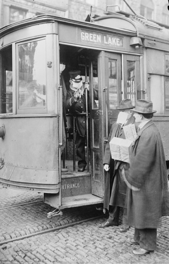 Người dân phải đeo khẩu trang trước khi lên xe điện ở Seattle năm 1918