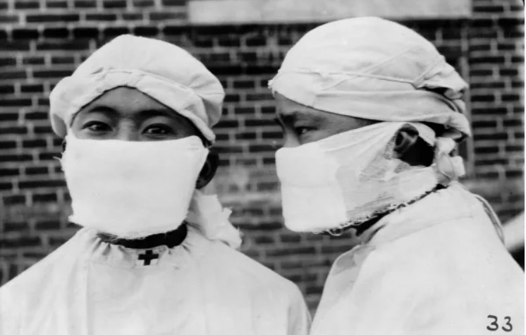 Các nhân viên chăm sóc sức khỏe mang khẩu trang chống dịch hạch ở Nhật Bản trong bệnh dịch hạch Mãn Châu 1911.
