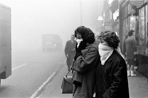 Tháng 12/1952, thời tiết đột ngột trở lạnh, người dân London đồng loạt sử dụng lò đốt than khiến hiện tượng sương mù do ô nhiễm khí đốt than càng tồi tệ hơn. Tầm nhìn gần như bằng không, trường học, doanh nghiệp, vận tải gần như ngưng trệ. Mọi người không thể ra đường nếu không sử dụng khẩu trang.