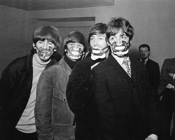 Ban nhạc huyền thoại The Beatles đeo khẩu trang chống bụi bẩn ở thành phố Manchester, Anh, năm 1965.