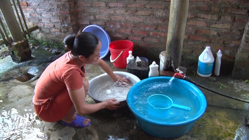 Người dân xã Vi Hương, huyện Bạch Thông vui mừng khi được sử dụng nước sạch - (ảnh NT).