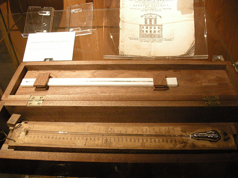 Chiếc nhiệt kế đo độ C đầu tiên được trưng bày tại Bảo tàng Đại học Uppsala (Thụy Điển).