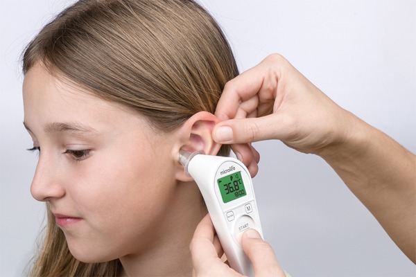Nhiệt kế đo tai được sử dụng phổ biến trong đời sống thường ngày.
