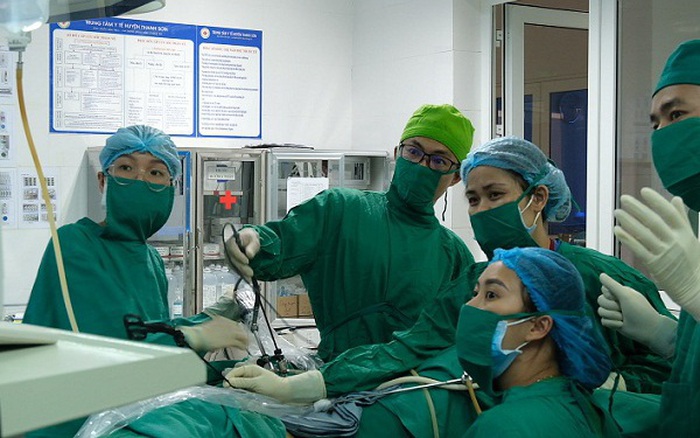 Các y, bác sĩ tiến hành cấp cứu phẫu thuật nội soi cho bệnh nhân.