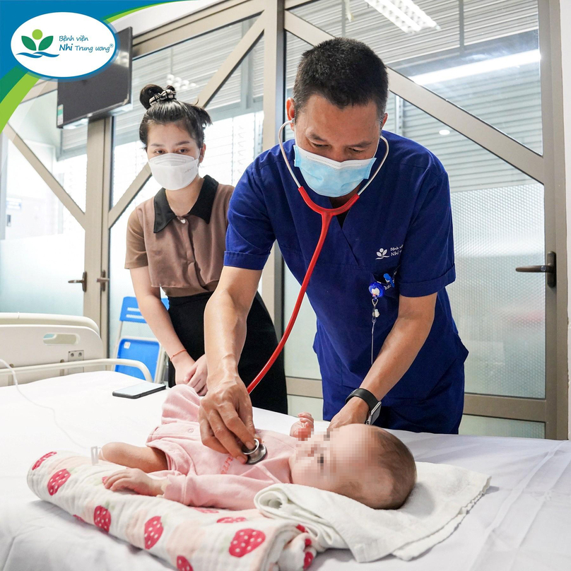  TS. BS Lê Hồng Quang, Phó Giám đốc Trung tâm Tim mạch, Bệnh viện Nhi Trung ương trực tiếp thăm khám cho bé P.S trước khi ra viện.