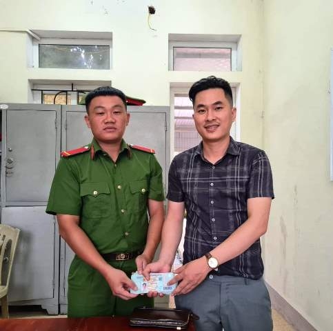 Anh Trần Hữu Phong cán bộ Phòng Cảnh sát cơ động - Công an tỉnh Hà Tĩnh trả lại tài sản cho anh Ngô Ngọc Thành chủ nhân chiếc ví da.