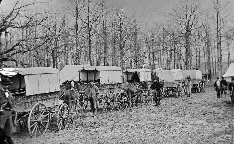Đoàn xe ngựa cứu thương vận chuyển binh sĩ Mỹ ra khỏi chiến trường.
