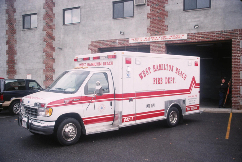 Xe cứu thương của sở cứu hoả West Hamilton Beach vào thập niên 90.