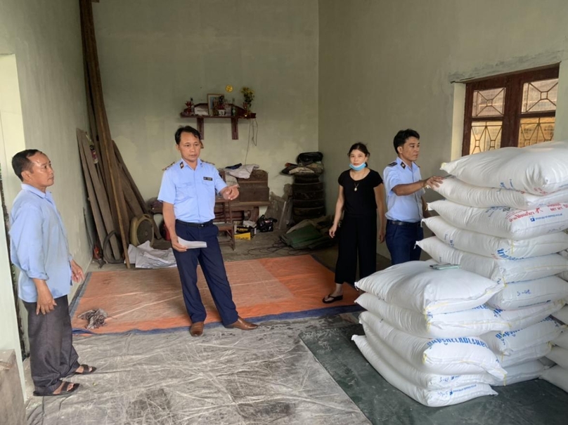 Đội QLTT số 5 (Cục QLTT tỉnh Nghệ An) phát hiện hộ kinh doanh do ông Nguyễn Văn Sửu làm chủ, bán 800 kg đường do nước ngoài sản xuất có dấu hiệu nhập lậu.