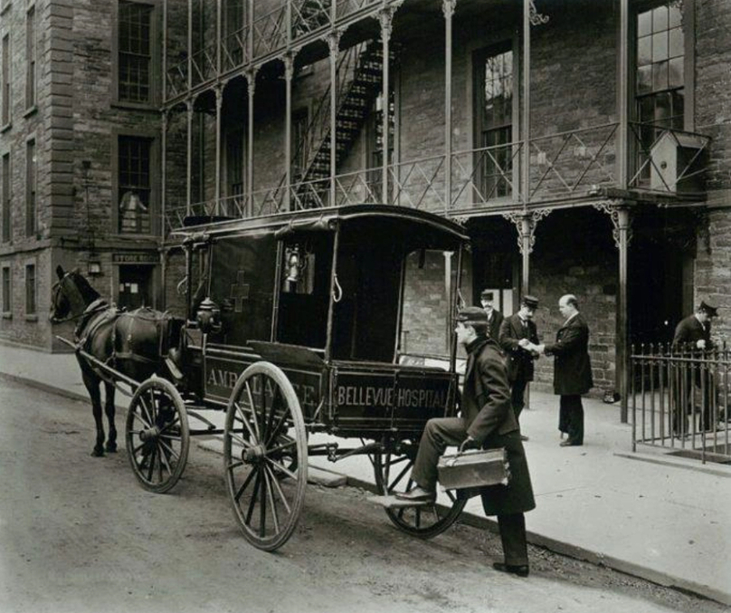Xe cứu thương chạy bằng sức ngựa trên đường phố New York (Mỹ) những năm 1870.