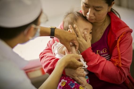 Nên đưa trẻ đi tiêm vaccine đúng lịch để phòng tránh các bệnh truyền nhiễm. Ảnh: Unicef
