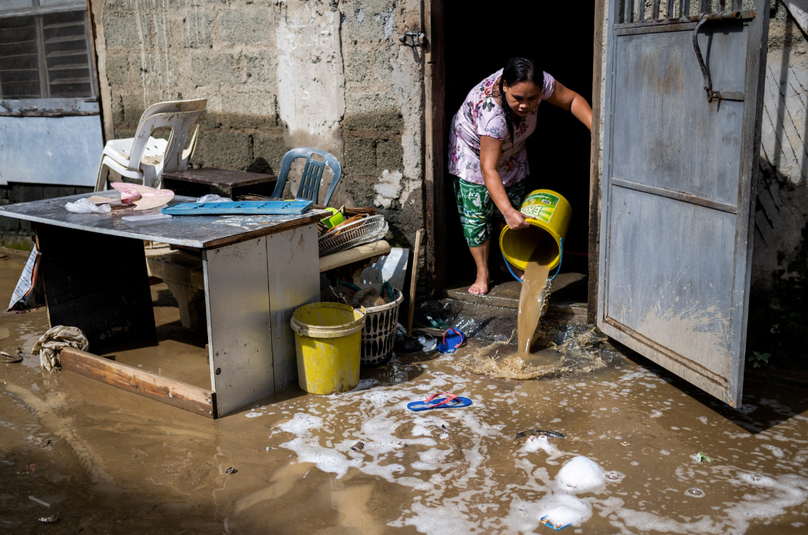 Người dân đang bắt đầu dọn dẹp sau khi nước lũ bắt đầu rút. Ảnh: Reuters