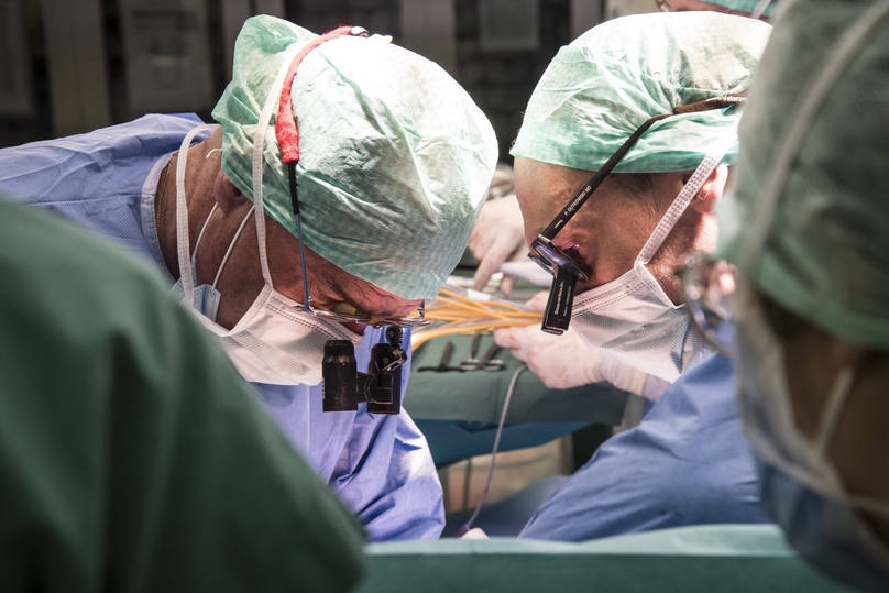 Bệnh nhân phải trải qua 6 cuộc phẫu thuật để cấy ghép mới các cơ quan thực quản, thận, dạ dày, lá lách, tuyến tụy và ruột non mới có khả năng sống sót.