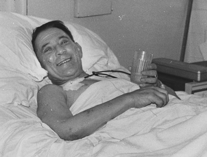 Bệnh nhân Louis Washkansky tỉnh lại sau ca ghép tim đầu tiên.