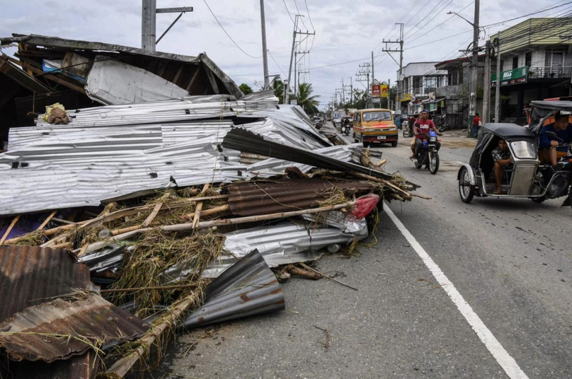 Nhiều ngôi nhà đổ sập do gió bão. Ảnh: AFP