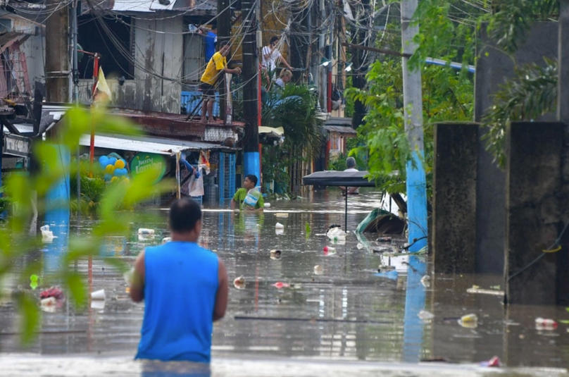 Ở nhiều khu vực, nước ngập đến thắt lưng. Ảnh: ABS-CBN