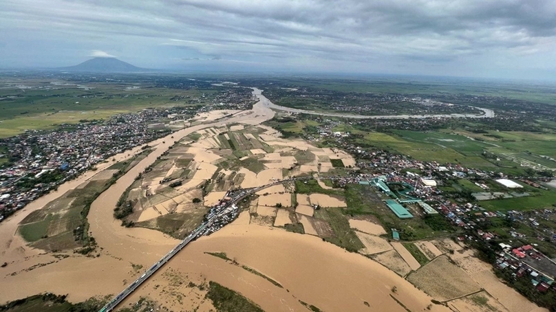 Mưa lớn trong bão khiến các con sông ở phía nam đảo Luzon dâng cao. Nguồn: GO Philippines