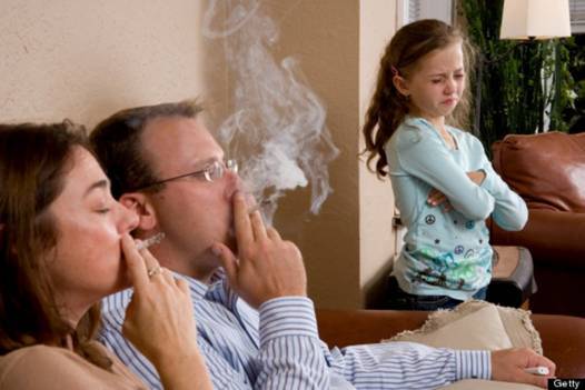 Nguy cơ mắc bệnh hen suyễn không do dị ứng ở trẻ em tăng 59% nếu cha, mẹ của chúng từng tiếp xúc với khói thuốc trong thời thơ ấu (ảnh minh hoạ).