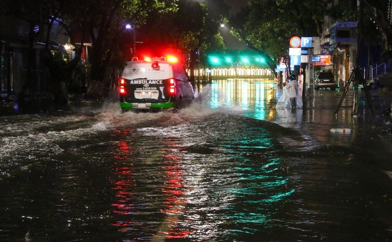 Đường Trần Phú, đoạn giao đường Nguyễn Văn Linh, nước ngập sâu, kéo dài hàng chục mét. Ảnh: H.Đ