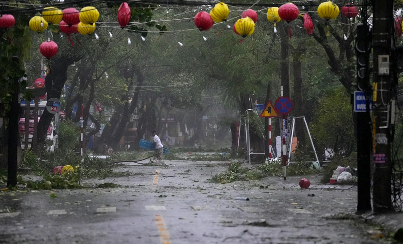 Tại trung tâm TP Hội An, đường phố trở nên hoang tàn sau khi bão số 4 quét qua. Ảnh: Hữu Khoa