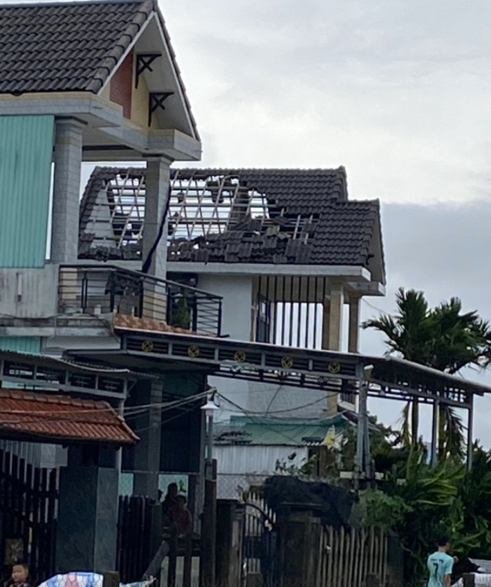 Tại Thừa Thiên Huế, mưa bão đã khiến một số ngôi nhà dân bị tốc mái, nhiều cây xanh bị đổ gãy. Ảnh: Hoàng Dũng